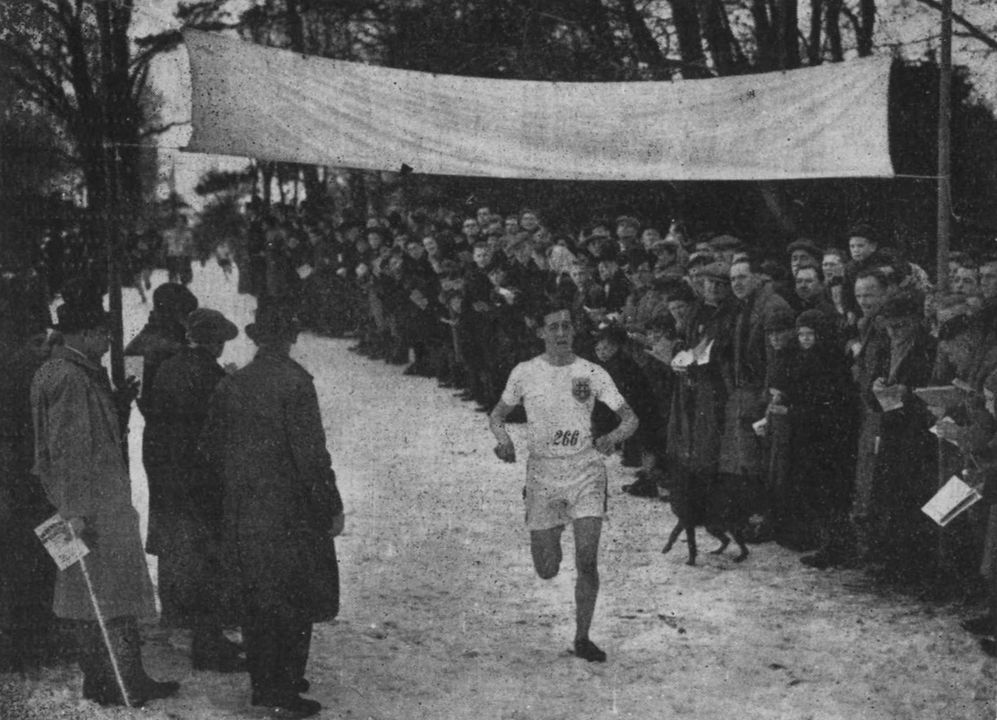 Peter Pirie (South London Harriers) wins the Youth's race