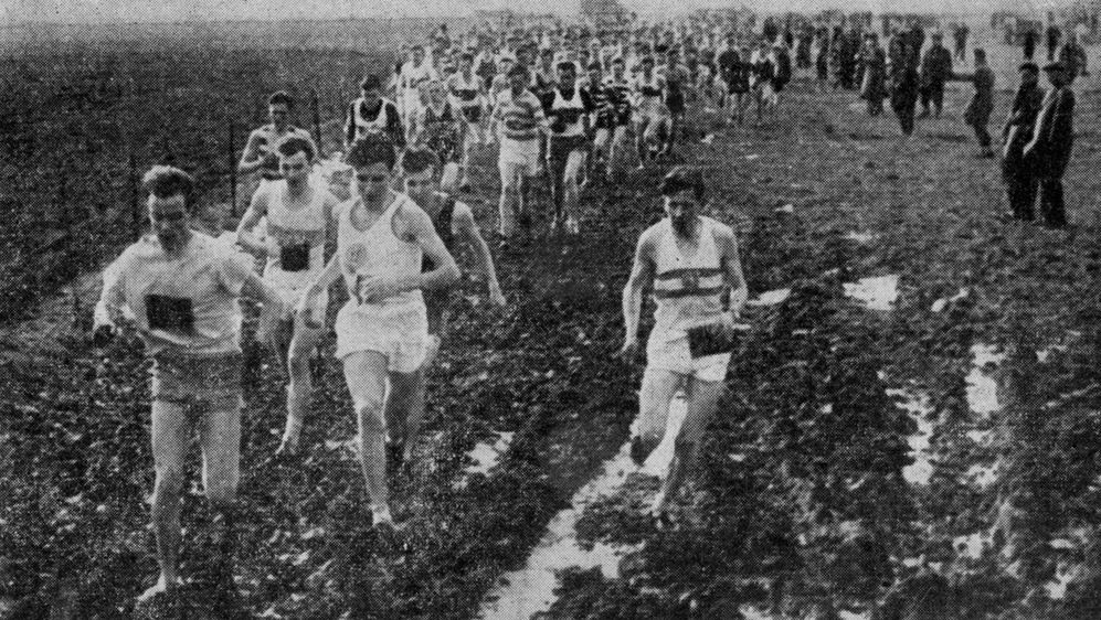 Start of the youth's championship. Winner Alan Cocking (Bramley Harriers) is in the centre
