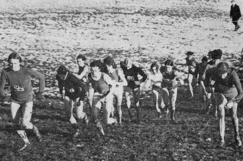 Carol Gould (Barnet & District AC) leads Angela Lovell (Birchfield Harriers), Deirdre Foreman (Guiness), Mary Tracey (Guiness), Rita Ridley (Essex Ladies AC) and Joyce Smith (Barnet & District AC)