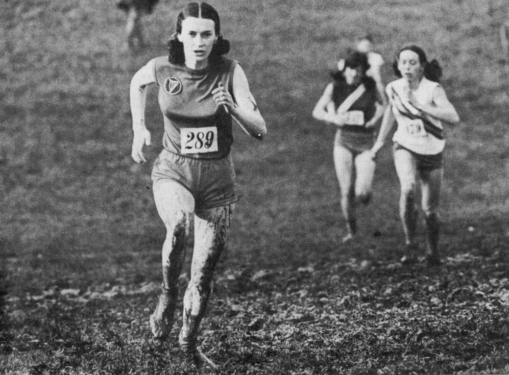 Deidre Nagle (Guiness) leads Christine Tranter (Stretford AC)