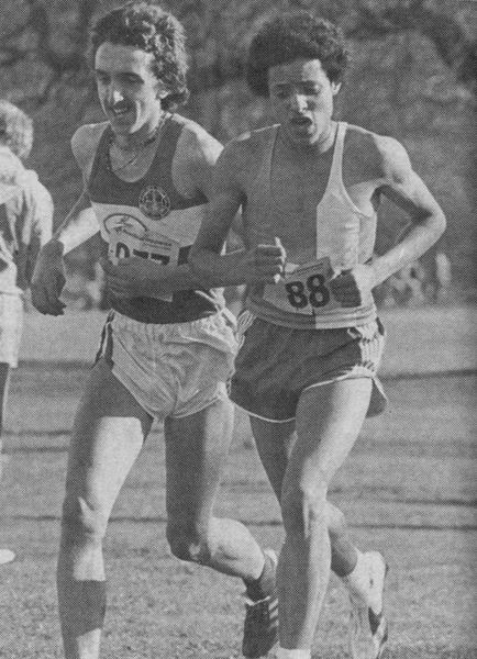 Mike Morton - 88 (Blackburn Harriers) puts Nicky Lees - left (Derby & County AC) under pressure in the Juniors