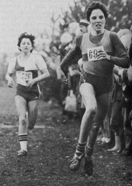 Elise Lyon (Wycombe Phoenix Harriers) leading from Alison Johnston (Dundee Hawkhill Harriers) in the Junior race