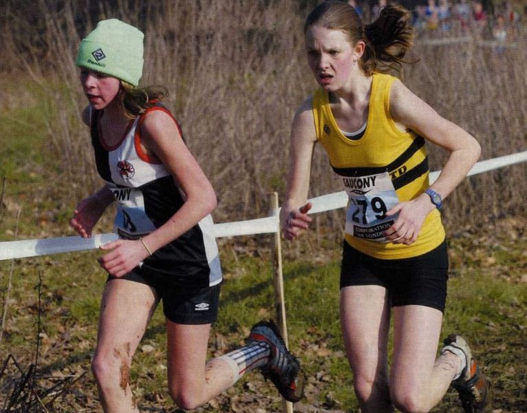 Laura Evans (Bury AC) and Sarah Simpson -279 (Luton United AC) battle it out in under 13 girls' race